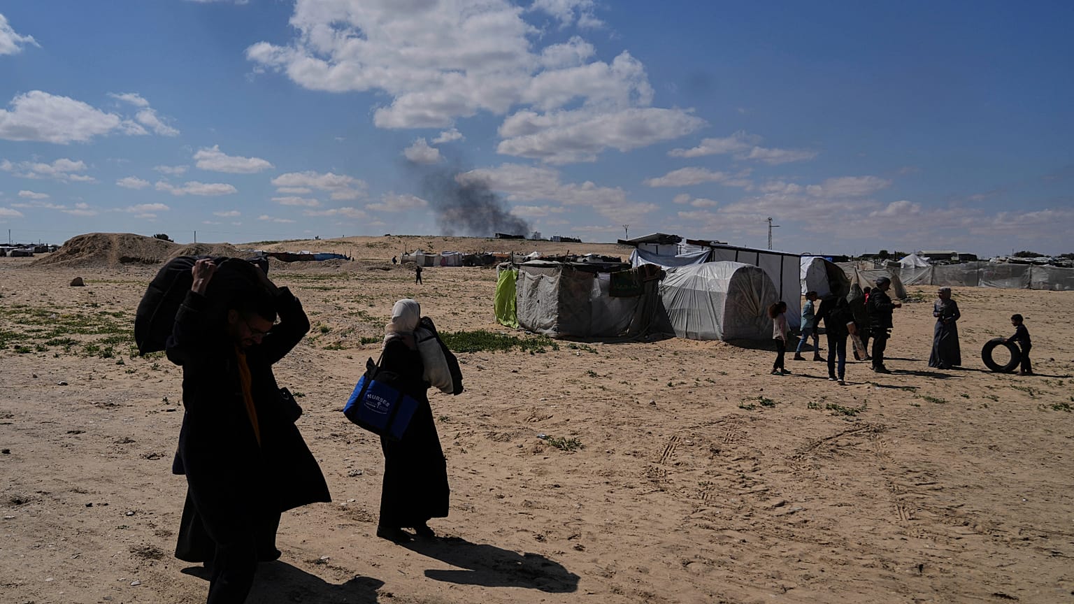 فلسطينيون ينزحون من رفح بعد أوامر الإخلاء الإسرائيلية يصلون إلى خان يونس في غزة يوم الأحد، 23 مارس/آذار 2025