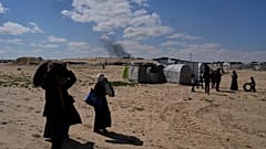 فلسطينيون ينزحون من رفح بعد أوامر الإخلاء الإسرائيلية يصلون إلى خان يونس في غزة يوم الأحد، 23 مارس/آذار 2025