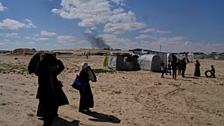 فلسطينيون ينزحون من رفح بعد أوامر الإخلاء الإسرائيلية يصلون إلى خان يونس في غزة يوم الأحد، 23 مارس/آذار 2025