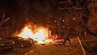 Ένας κάτοικος ανταποκρίνεται σε πυρκαγιά μετά την επίθεση μη επανδρωμένου αεροσκάφους της Ρωσίας στο Χάρκοβο, 3 Απριλίου 2025