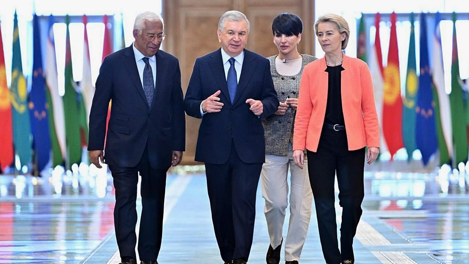 Prezydent Uzbekistanu Szawkat Mirzijojew (środek), przewodniczący Rady Europejskiej Antonio Costa (po lewej) i przewodnicząca Komisji Europejskiej Ursula von der Leyen 