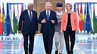 Prezydent Uzbekistanu Szawkat Mirzijojew (środek), przewodniczący Rady Europejskiej Antonio Costa (po lewej) i przewodnicząca Komisji Europejskiej Ursula von der Leyen 