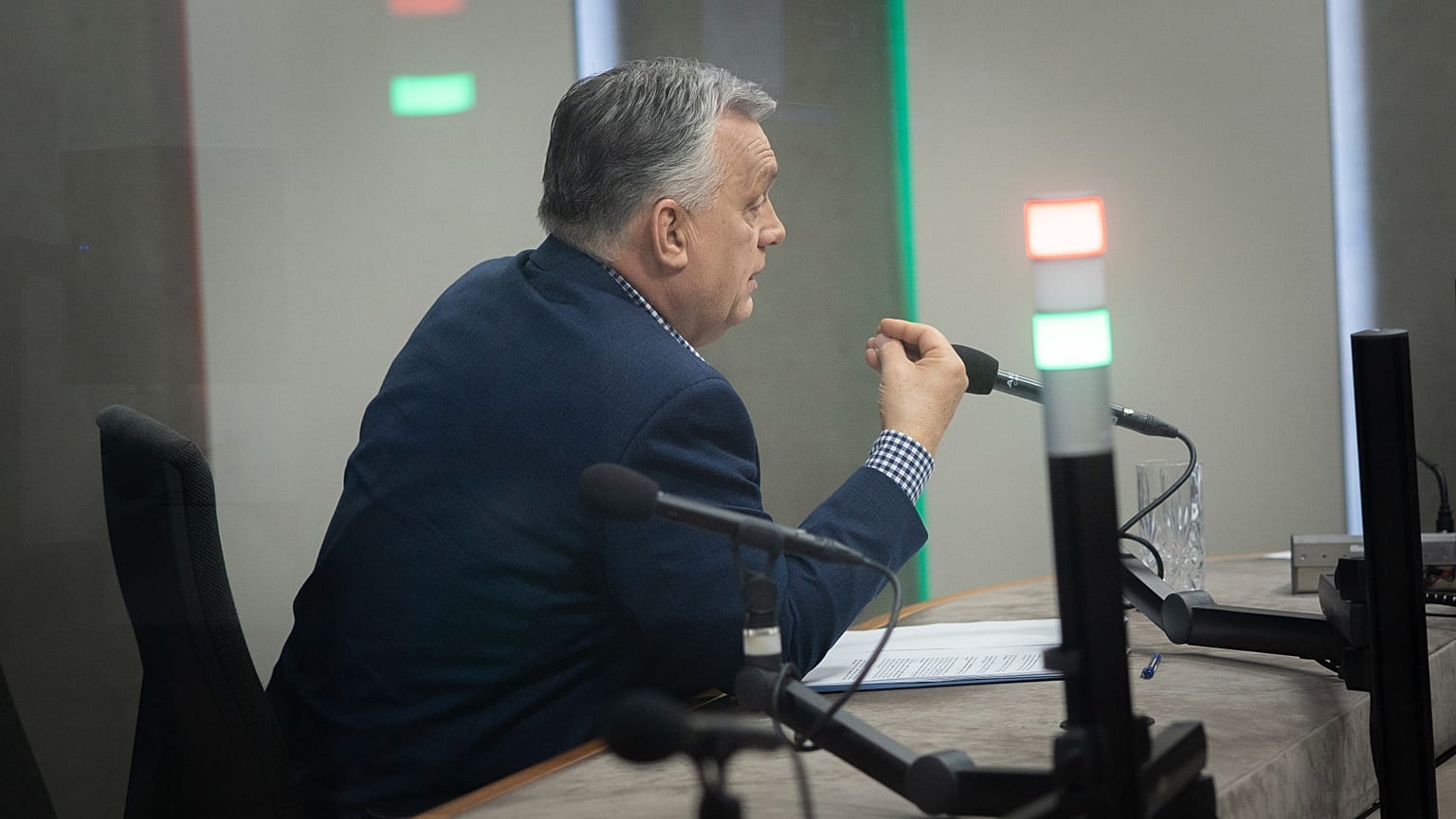 Orbán a Kossuth rádió stúdiójában