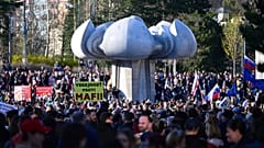 Άνθρωποι διαδηλώνουν κατά τη διάρκεια διαμαρτυρίας για την καταδίκη ενός σχεδίου νόμου που οι επικριτές του θεωρούν "εκκαθαριστικό" για πολλές μη κυβερνητικές οργανώσεις στην Μπρατισλάβα την Πέμπτη 3 Απριλίου 2025.