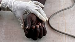 Un drogadicto en una revisión médica de un programa de intercambio de jeringuillas antes de recibir una nueva jeringuilla estéril, en las afueras de Pretoria, Sudáfrica.