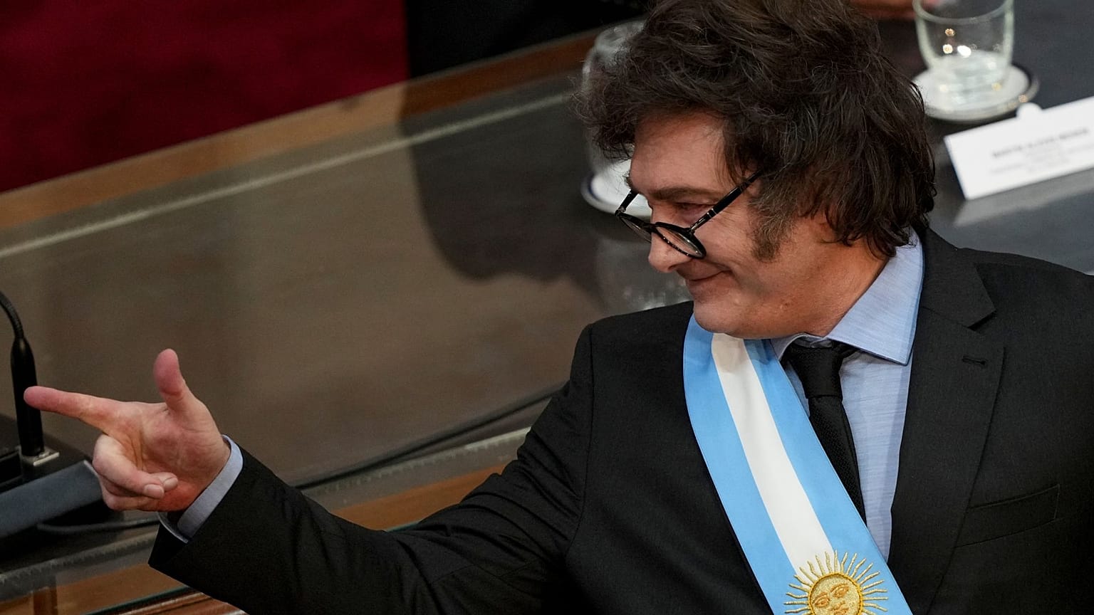 El presidente de Argentina, Javier Milei, sonríe mientras pronuncia el discurso anual sobre el Estado de la Nación, 1 de marzo de 2025. 