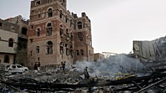 أشخاص يتفقدون الموقع الذي وردت أنباء عن استهدافه بغارات جوية أمريكية خلال الليل في صنعاء، اليمن، الخميس 20 مارس/آذار 2025