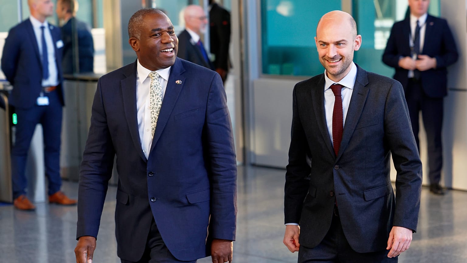 Lammy ve Barrot Brüksel'deki NATO karargâhında.