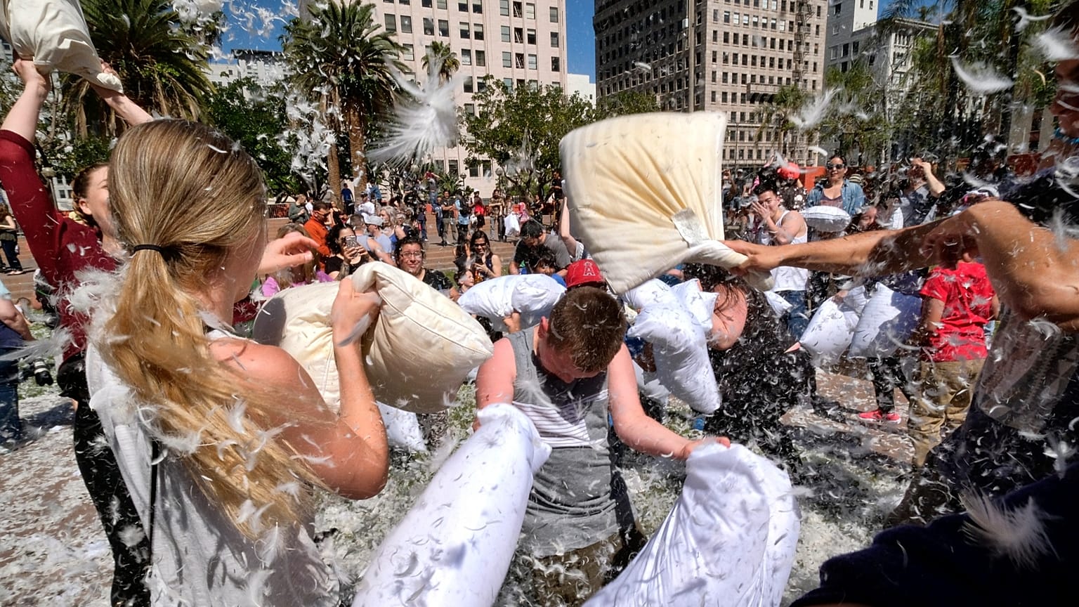 Un evento gigante del Día Internacional de la Pelea de Almohadas en Pershing Square, en el centro de Los Ángeles.