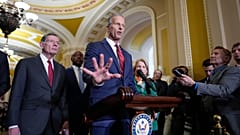 Il leader della maggioranza del Senato John Thune, R-SD, insieme al senatore John Barrasso, R-Wyo, capogruppo del GOP, a sinistra, parla con i giornalisti al Campidoglio, a Washington. 1 aprile 2025. 