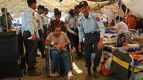 Myanmar askeri sağlık görevlileri hastaları tedavi ediyor