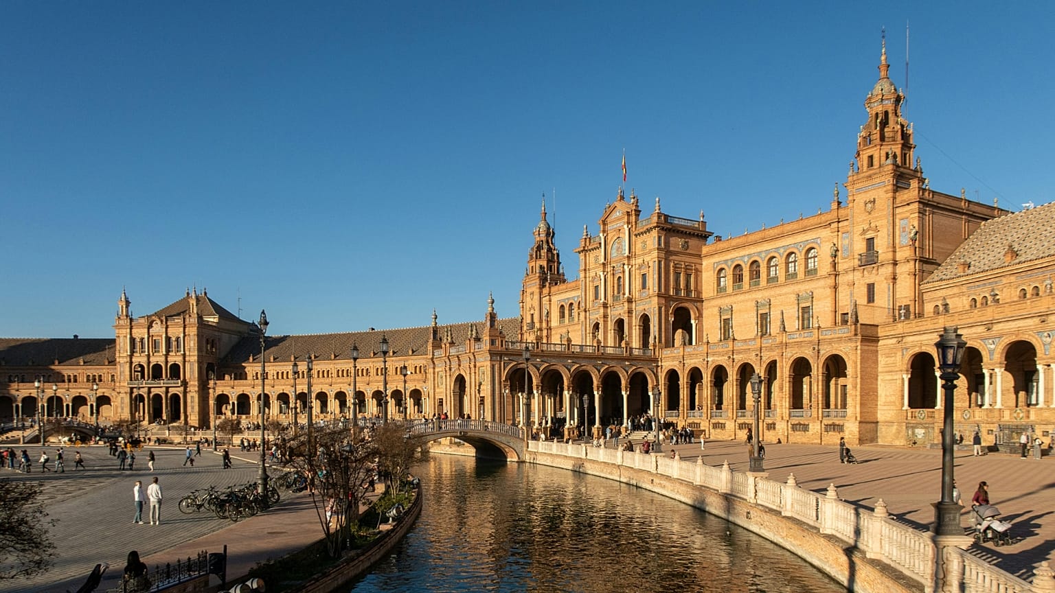 Η Plaza de Espana της Σεβίλλης έχει εμφανιστεί σε πολλές ταινίες, όπως το Star Wars: Episode II - Attack of the Clones.