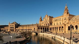 Sevilla'nın Plaza de Espana'sı, Yıldız Savaşları: Bölüm II - Klonların Saldırısı da dahil olmak üzere birçok filmde yer almıştır.