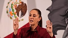 Η πρόεδρος του Μεξικού Claudia Sheinbaum δίνει πρωινή συνέντευξη Τύπου στο Εθνικό Παλάτι στην Πόλη του Μεξικού, Τετάρτη 2 Απριλίου 2025. 