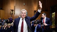 O Dr. Mehmet Oz acena no final da sua audiência de confirmação perante o Comité Financeiro do Senado, no Capitólio, em Washington, na sexta-feira, 14 de março de 2025.