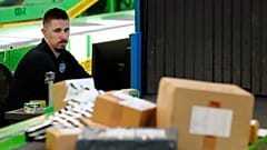 Ο τεχνικός της Υπηρεσίας Τελωνείων και Προστασίας Συνόρων των ΗΠΑ Czar Zeman παρακολουθεί τα υπερπόντια δέματα στο Διεθνές Αεροδρόμιο O'Hare του Σικάγο 23 Φεβρουαρίου 2024. 