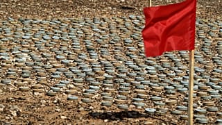 Libya ordusu tarafından kıyı ve sınır yakınlarındaki bir mayın tarlasını temizleme operasyonu sırasında yerleştirilen tehlike işareti