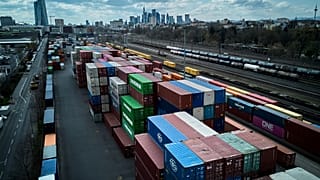 Εμπορευματοκιβώτια συσσωρεύονται σε τερματικό σταθμό εμπορευμάτων στη Φρανκφούρτη της Γερμανίας, Τρίτη 1 Απριλίου 2025.