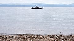 Una nave di Frontex partecipa a un'operazione di ricerca e salvataggio dopo che un'imbarcazione di migranti si è rovesciata al largo di Lesbo, 3 aprile 2025