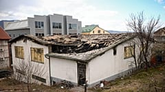 L'edificio di un locale notturno è danneggiato a seguito di un incendio di vaste proporzioni avvenuto domenica presto nella città di Kocani, Macedonia del Nord, 17 marzo 2025
