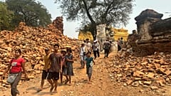 Gli abitanti del Myanmar tra le rovine del monastero in mattoni di Me Nu