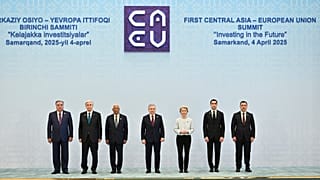 Лидеры пяти стран Центральной Азии позируют перед первым саммитом с лидерами ЕС, Самарканд, Узбекистан, пятница, 4 апреля 2025 г.