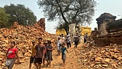 Visitantes caminham perto da entrada do Mosteiro Maha Aungmye Bonzan, vulgarmente conhecido como Mosteiro Me Nu, em Mandalay, Myanmar, sexta-feira, 4 de abril de 2025.