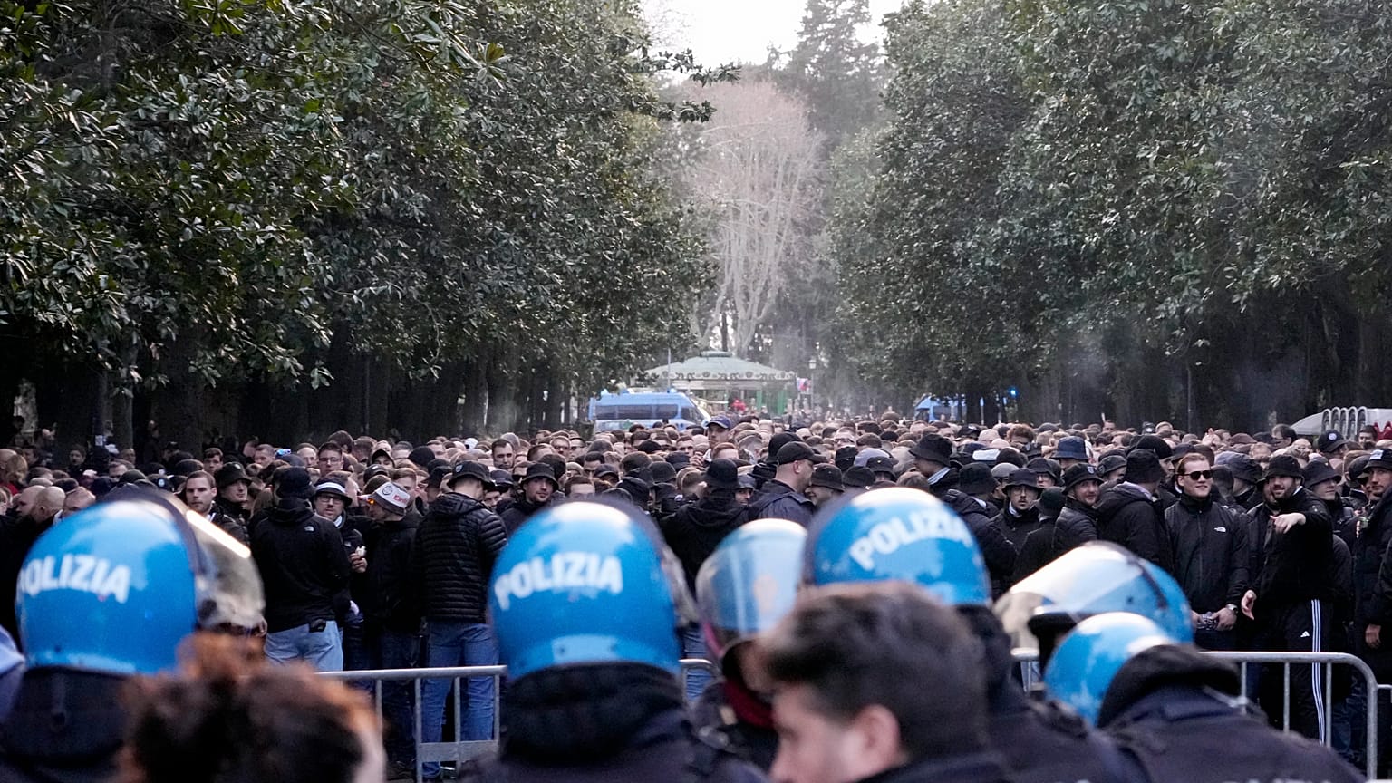 La polizia italiana sorveglia i tifosi dell'Eintracht Francoforte davanti allo Stadio Olimpico di Roma in occasione del match di Europa League contro la Roma (30 gennaio 2025)