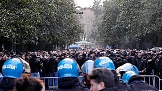 La polizia italiana sorveglia i tifosi dell'Eintracht Francoforte davanti allo Stadio Olimpico di Roma in occasione del match di Europa League contro la Roma (30 gennaio 2025)