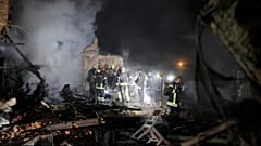 Feuerwehrleute löschen ein Feuer nach einem russischen Drohnenangriff in Charkiw, Ukraine, am späten Donnerstag, 3. April 2025