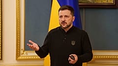 Der ukrainische Präsident Wolodymyr Selenskyj spricht während einer Pressekonferenz in Kiew, Ukraine, Freitag, 4. April 2025.
