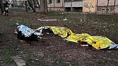 Sur cette photo fournie par le service d'urgence ukrainien, des corps gisent sur le sol après qu'un missile russe a frappé des immeubles d'habitation et une aire de jeux.