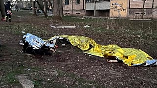 Sur cette photo fournie par le service d'urgence ukrainien, des corps gisent sur le sol après qu'un missile russe a frappé des immeubles d'habitation et une aire de jeux.