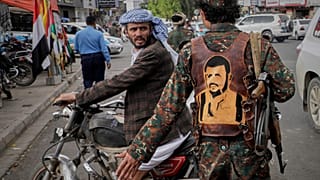 عسكري حوثي يرتدي سترة يظهر عليها رسم لزعيم الحركة عبد الملك الحوثي خلال مسيرة مناهضة للولايات المتحدة وإسرائيل في صنعاء، اليمن، الاثنين، 17 مارس 2025