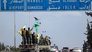 مقاتلون أكراد يقفون على مركباتهم أثناء انسحابهم من مدينة حلب شمال سوريا في إطار اتفاق مع الحكومة السورية الانتقالية، في حلب، سوريا، الجمعة، 4 أبريل/نيسان 2025