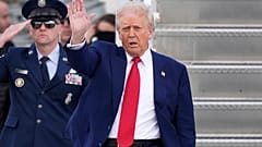 Präsident Donald Trump winkt bei seiner Ankunft am Miami International Airport am Donnerstag, 3. April 2025, in Miami.