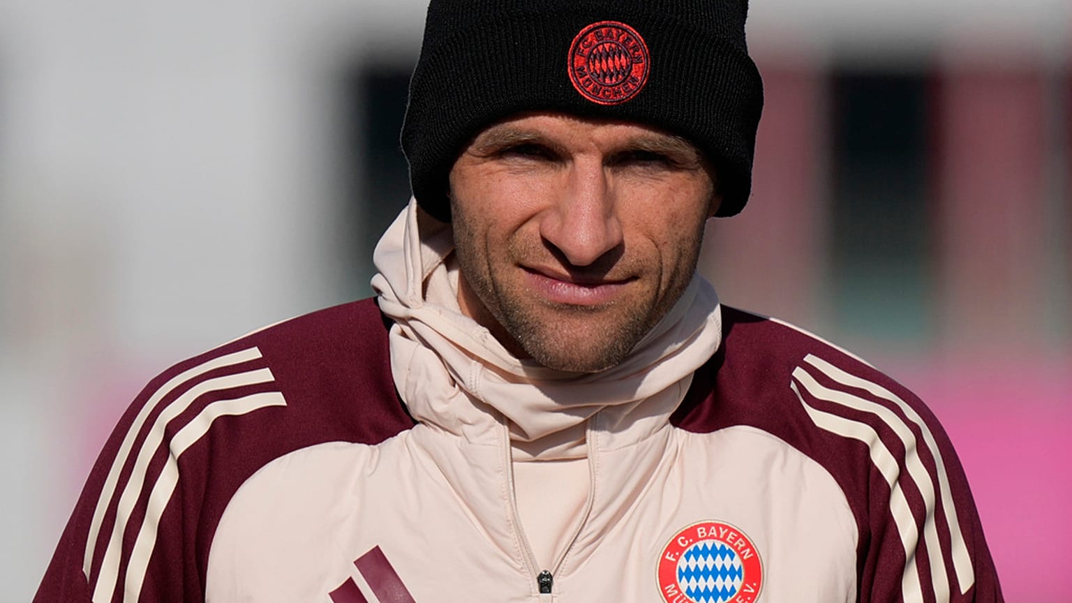 Bayerns Thomas Müller erscheint am Montag, 17. Februar 2025, vor dem Champions-League-Rückspiel zwischen dem FC Bayern und Celtic Glasgow zu einer Trainingseinheit in München.