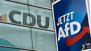 Une affiche du parti d'extrême droite AfD est accrochée à un lampadaire devant l'affiche géante de la CDU au siège du parti à Berlin, Allemagne, mercredi 29 juin.