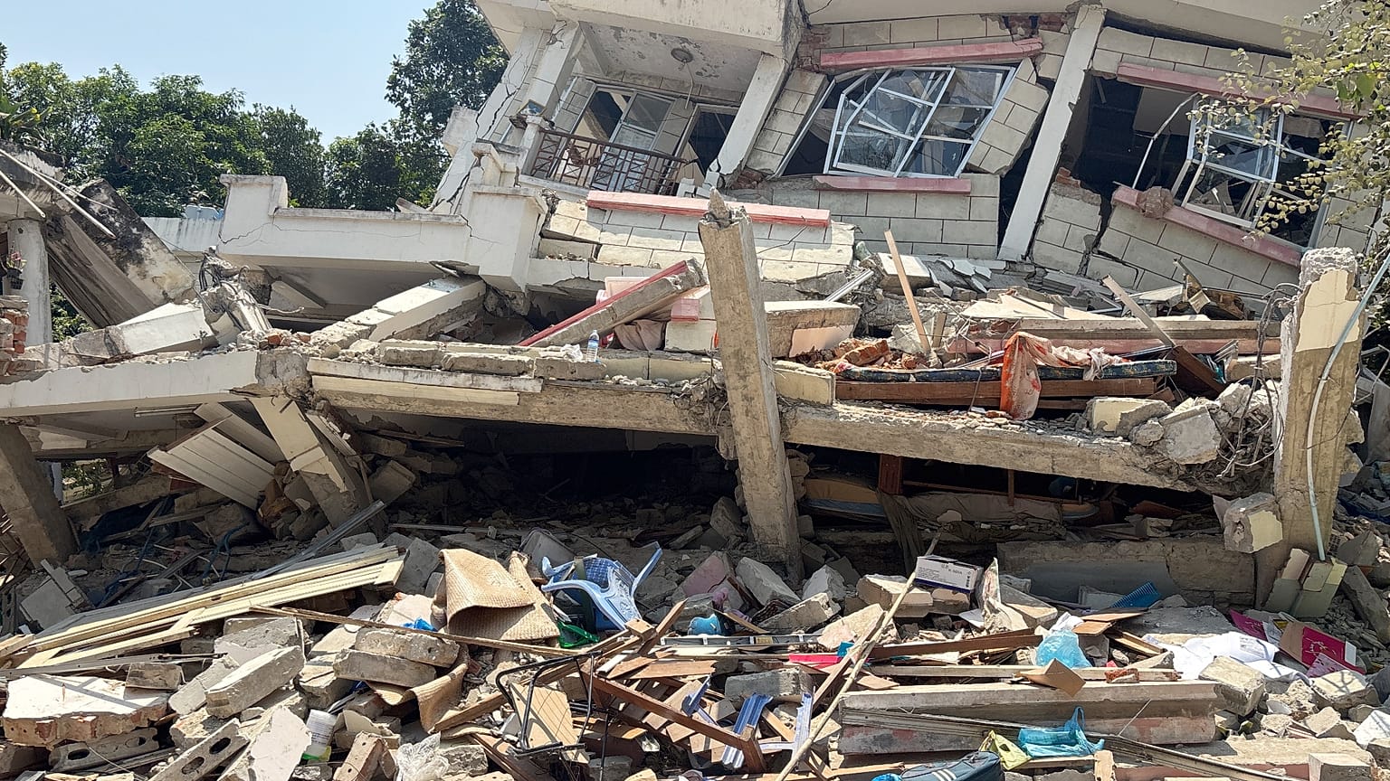 صورة تظهر المباني المتضررة في نايبيداو جراء الزلزال المدمر الذي ضرب ميانمار، الأربعاء 2 أبريل 2025