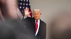 الرئيس الأمريكي دونالد ترامب يلوح بيده بعد فعالية للإعلان عن الرسوم الجمركية الجديدة في البيت الأبيض، الأربعاء 2 أبريل 2025، في واشنطن