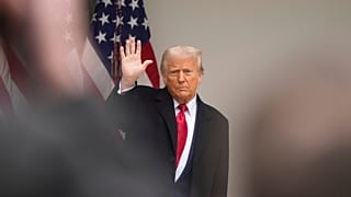 الرئيس الأمريكي دونالد ترامب يلوح بيده بعد فعالية للإعلان عن الرسوم الجمركية الجديدة في البيت الأبيض، الأربعاء 2 أبريل 2025، في واشنطن