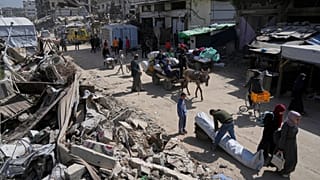 فلسطينيون يحملون أمتعتهم أثناء إخلائهم حي الشجاعية بعد تحذيرات الإخلاء التي أصدرها الجيش الإسرائيلي في مدينة غزة، يوم الخميس 3 أبريل/نيسان 2025