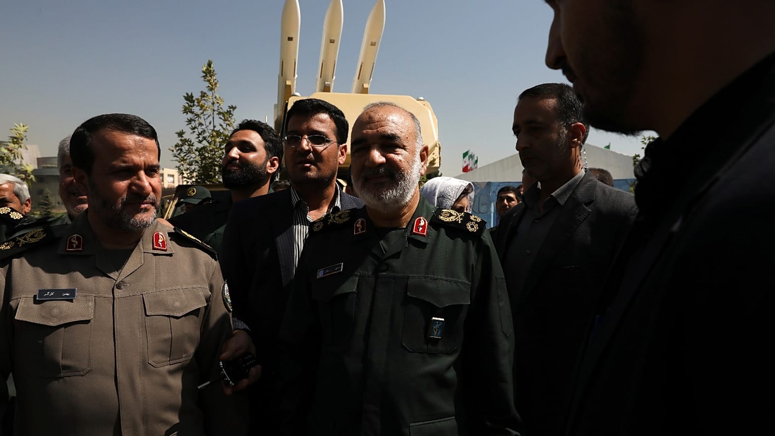 قائد الحرس الثوري الإيراني الجنرال حسين سلامي, وسط, يزور معرضا يعرض قطعا من الطائرة الأمريكية بدون طيار التي أسقطها الحرس ونظام الدفاع المضاد للصواريخ, عرض في الخلف,التي اعترض