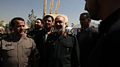 قائد الحرس الثوري الإيراني الجنرال حسين سلامي, وسط, يزور معرضا يعرض قطعا من الطائرة الأمريكية بدون طيار التي أسقطها الحرس ونظام الدفاع المضاد للصواريخ, عرض في الخلف,التي اعترض