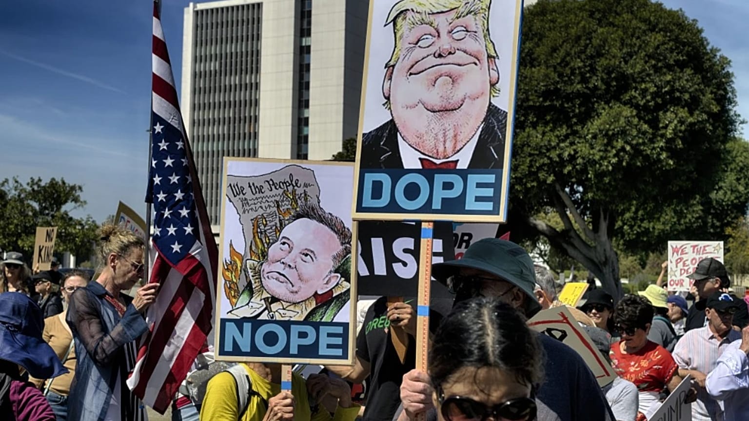 22 Mart 2025 Cumartesi günü Los Angeles'ın Westwood semtindeki Federal Bina'nın karşısında, Başkan Donald Trump ve Elon Musk'ın politikalarına karşı yapılan protesto.