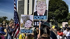 22 Mart 2025 Cumartesi günü Los Angeles'ın Westwood semtindeki Federal Bina'nın karşısında, Başkan Donald Trump ve Elon Musk'ın politikalarına karşı yapılan protesto.