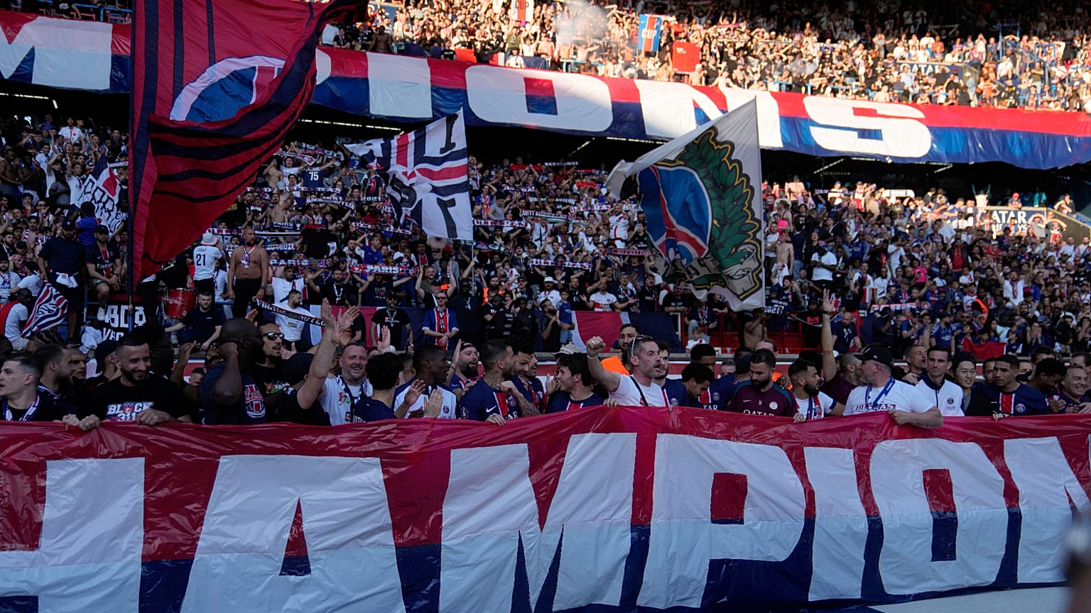 Paris'teki Parc des Princes stadyumunda Paris Saint-Germain ile Angers arasında oynanan futbol maçının ardından PSG taraftarları Fransa Birinci Ligi şampiyonluğunu kutluyor,