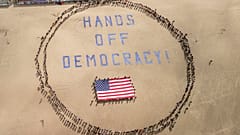 Demonstranten bilden ein menschliches Banner am Ocean Beach während einer Protestaktion gegen Präsident Donald Trump, die Teil der landesweiten "Hände weg"-Kundgebungen ist, San Francisco, 5. April 2025