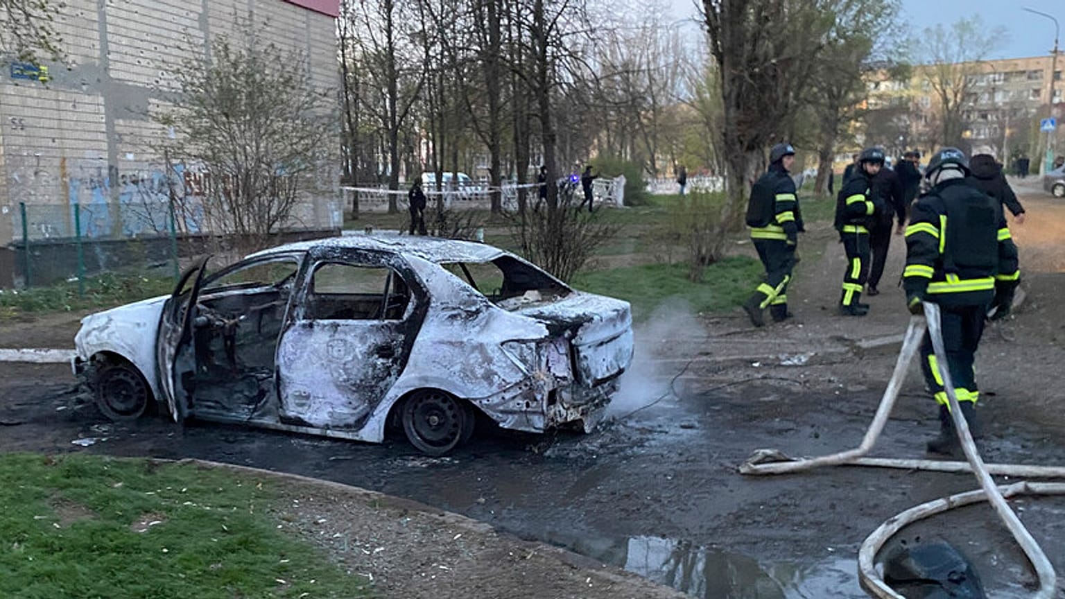 Des secouristes travaillent sur un site après le tir d'une roquette russe sur un quartier résidentiel, tuant des civils dont des enfants, à Kryvyi Rih, en Ukraine, le 4 avril 2025.