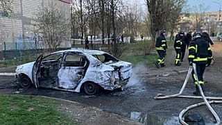 Des secouristes travaillent sur un site après le tir d'une roquette russe sur un quartier résidentiel, tuant des civils dont des enfants, à Kryvyi Rih, en Ukraine, le 4 avril 2025.